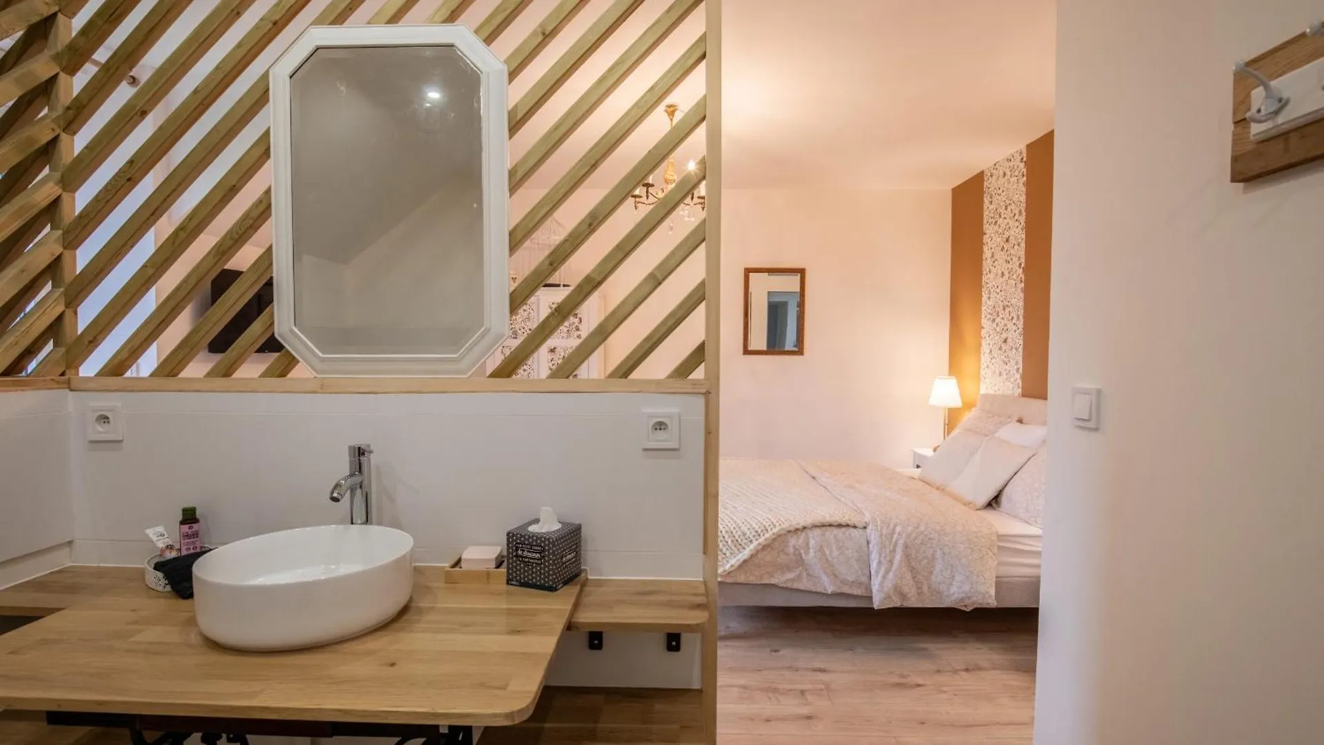 Domaine Les Hilliers Bed and Breakfast Bains-sur-Oust Frankrike